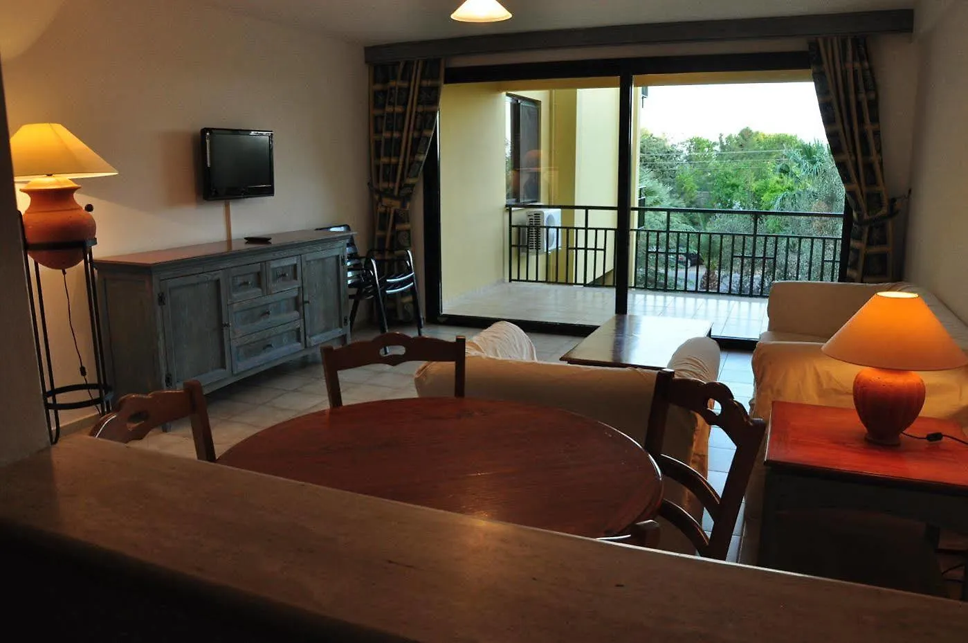 Palm Court Suites Ayvalı Bed & Breakfast